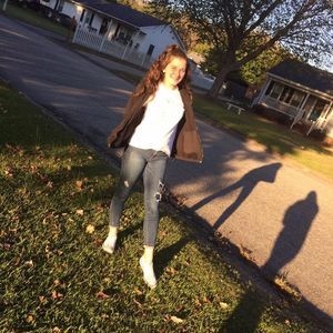 Meet your Posher, Caitlin